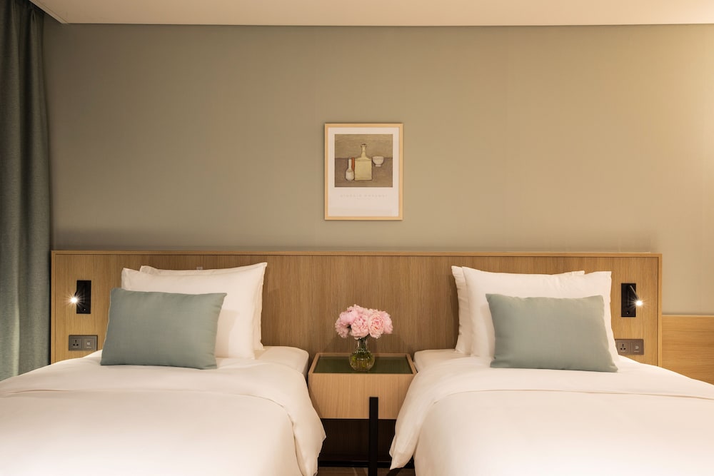 Urban, Twin Beds