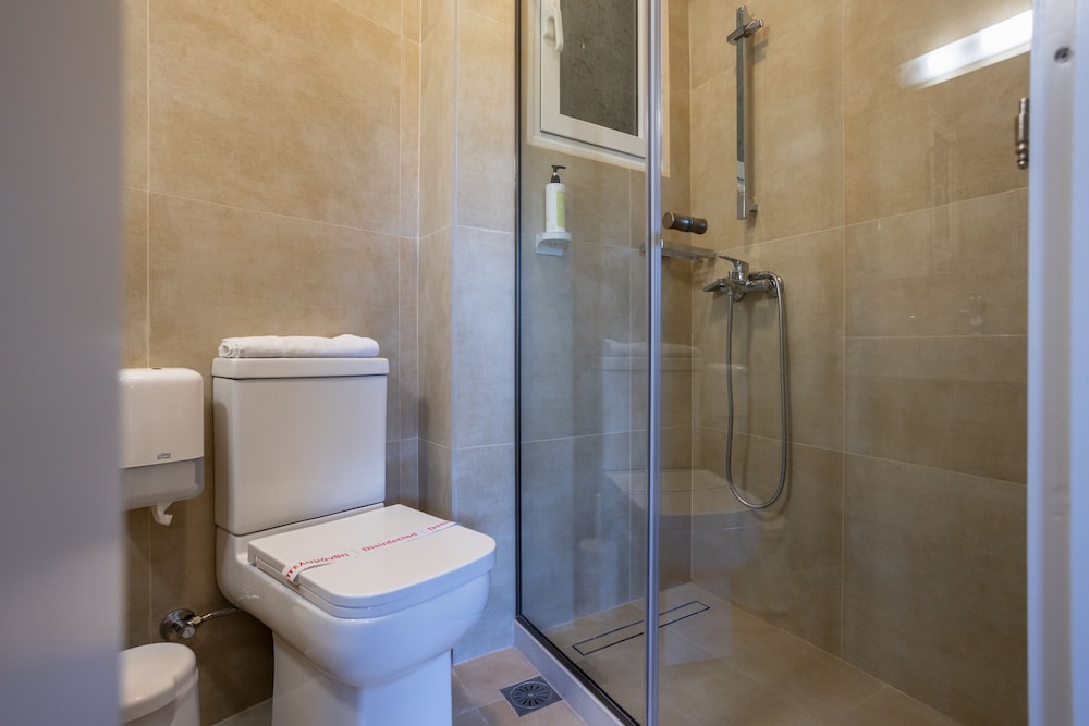 Room, Double Bed, BRETAGNE 8/10