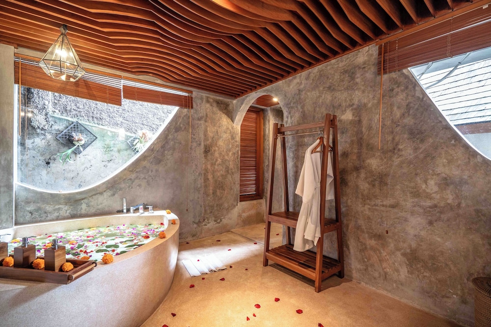 The Sender Pool Suite 48/50