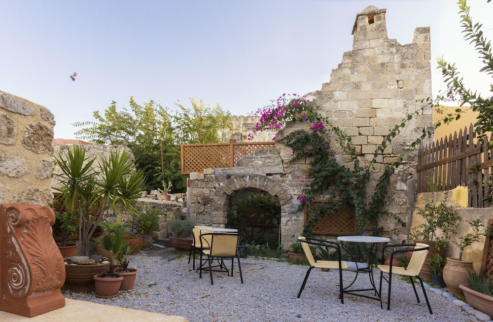 Camelot Traditional And Classic Hotel 47/56