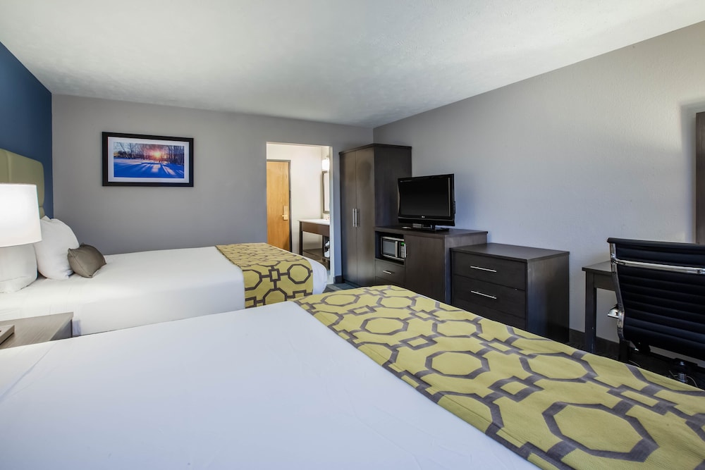Baymont by Wyndham Traverse City 10/43