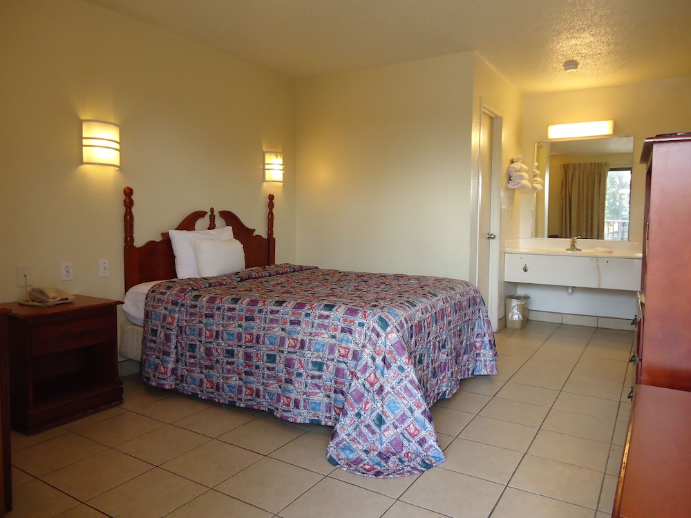 Super 6 Inn & Suites 10/40