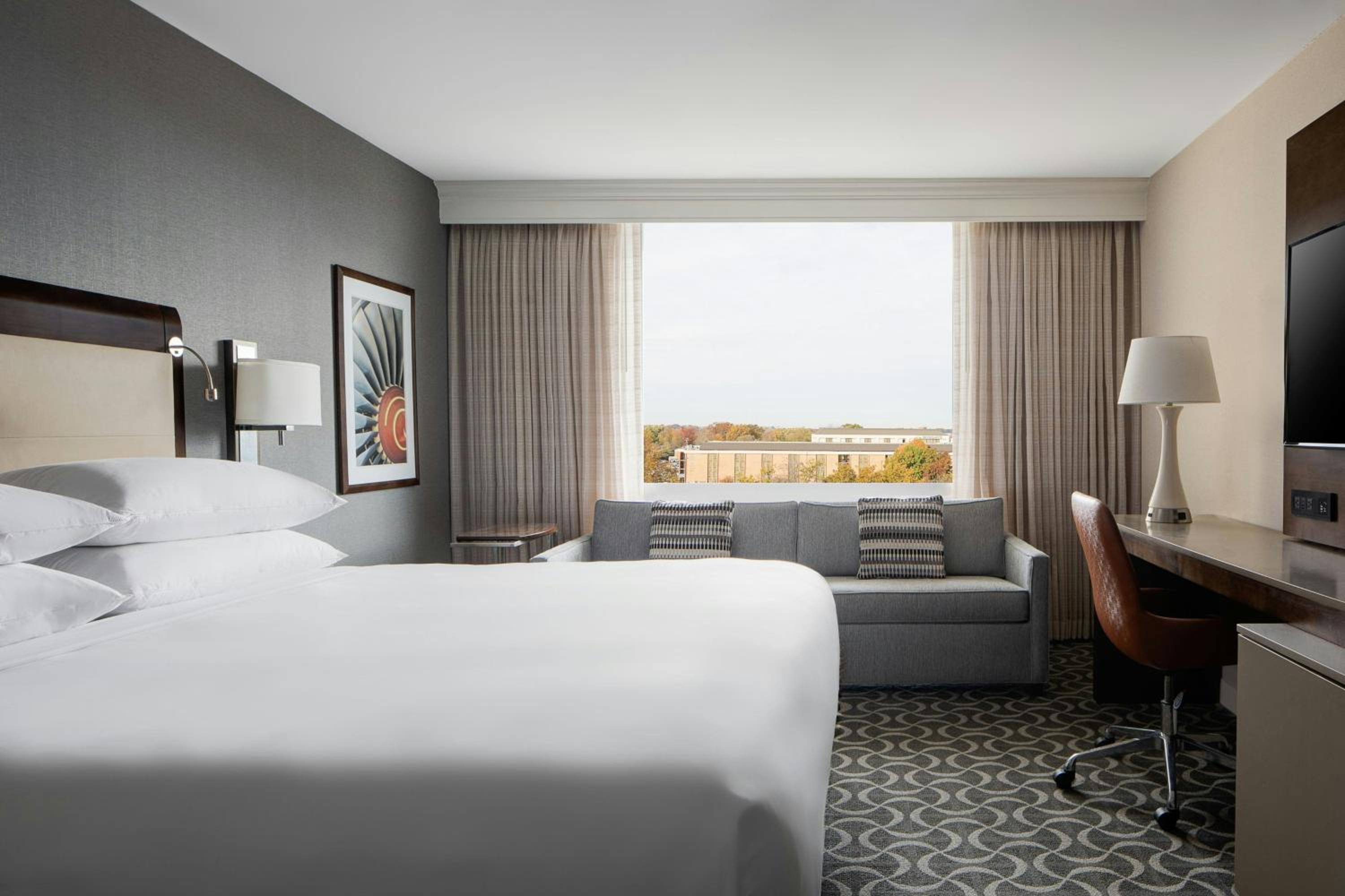 Guest Room, Executive, King Bed, Sofa, East Tower