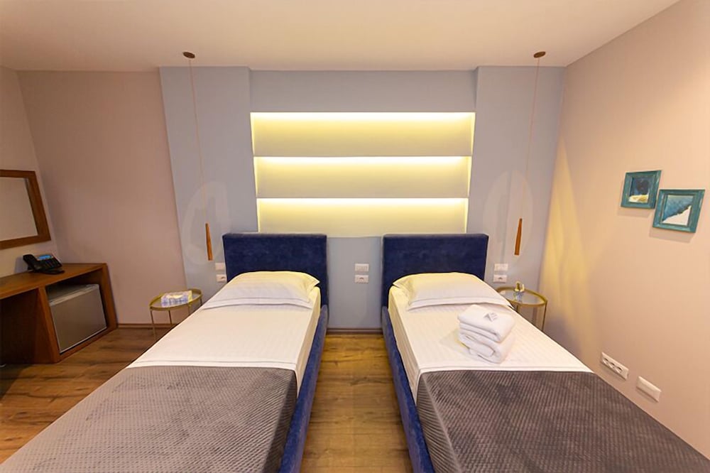 Light Hotel 23/35