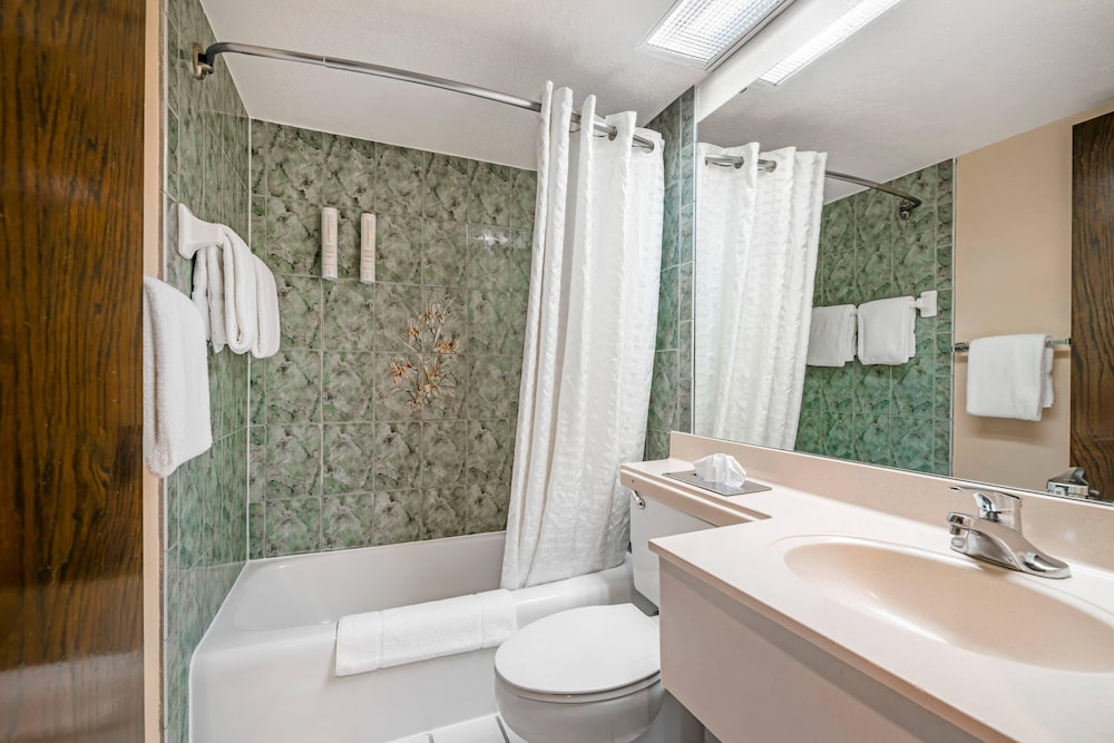Fairway Inn and Suites Mishicot - Wi 50/50