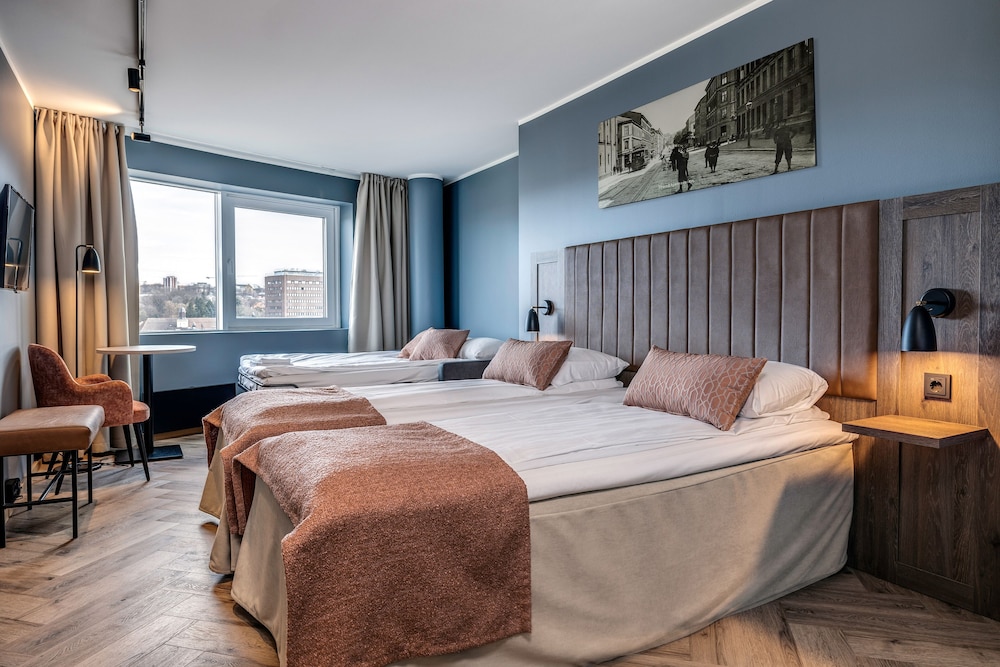 DELUXE, TWIN BEDS, SOFA
