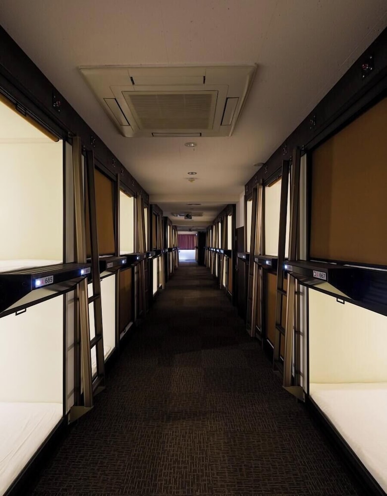 Capsule Hotel CUBE 31/36