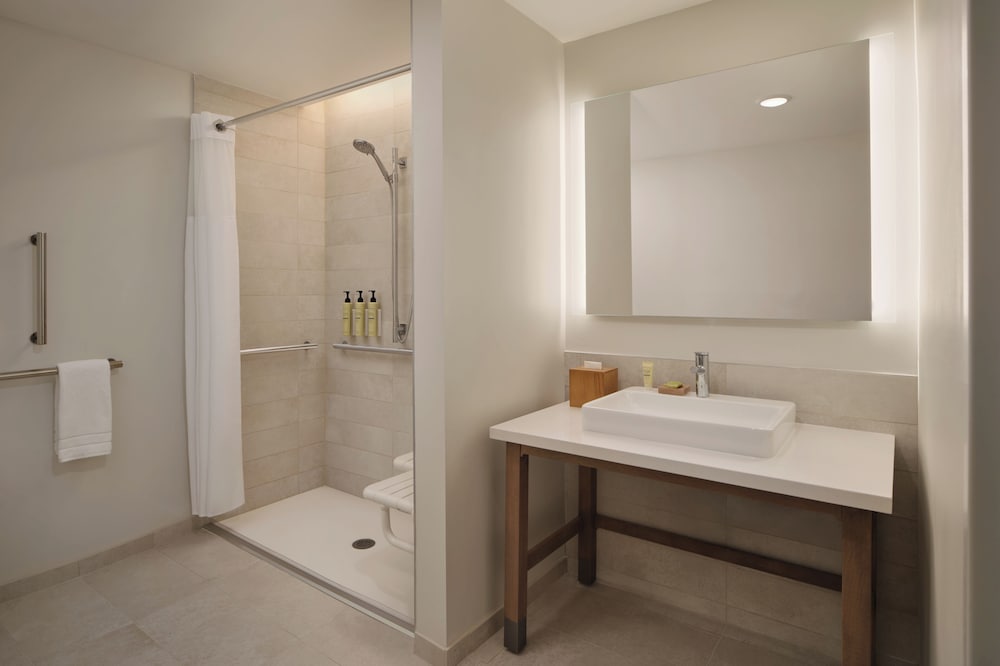 Studio, 2 Queen Beds, Sofa, Accessible