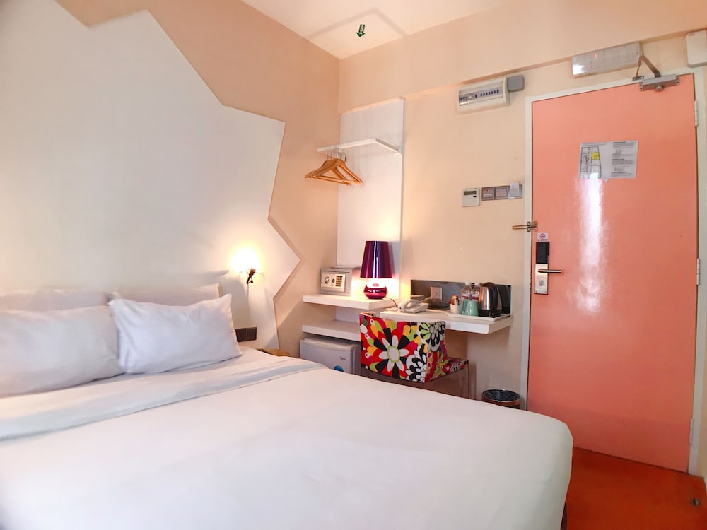 DELUXE, QUEEN BED
