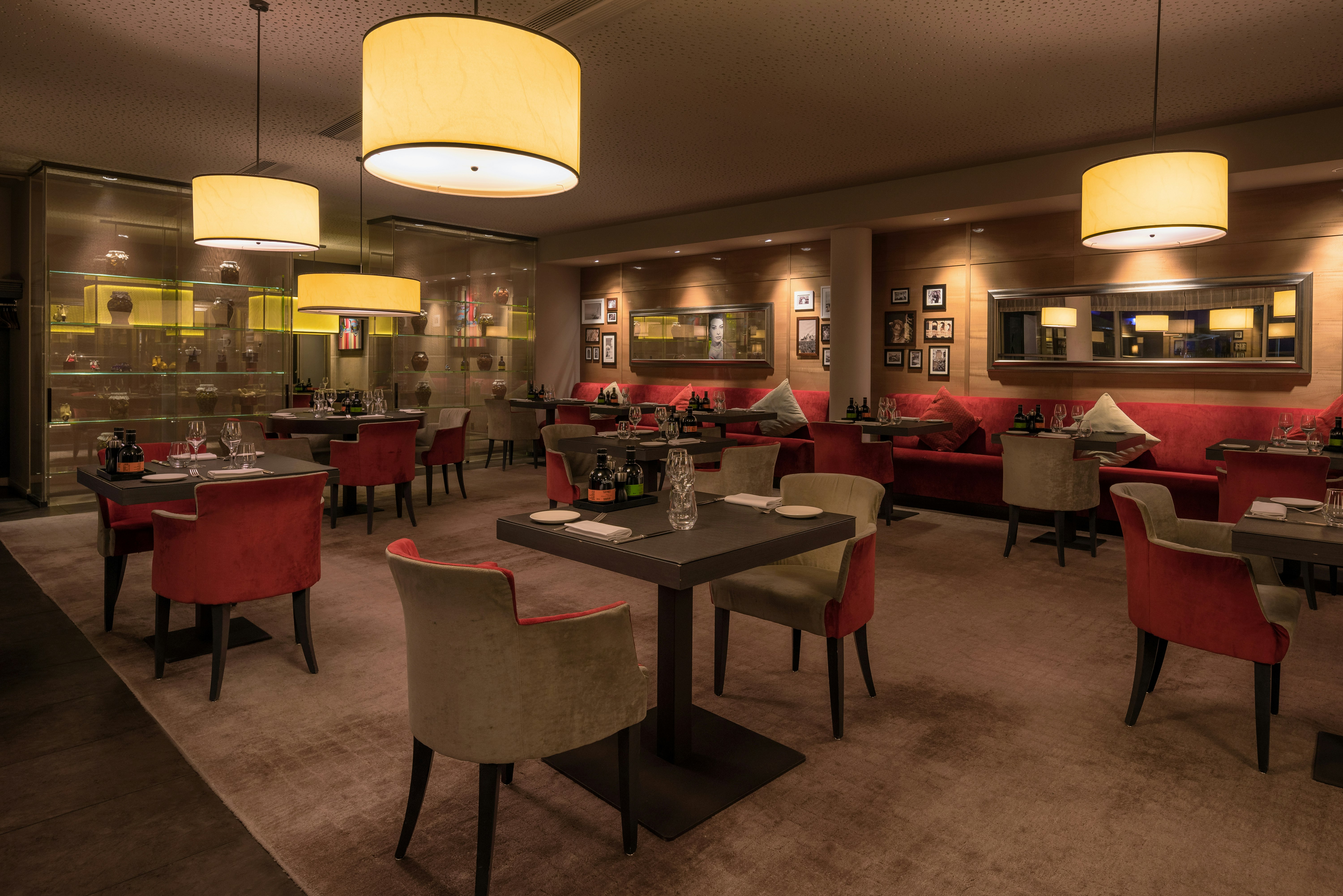Hilton Geneva Hotel and Conference Centre (EX-Starling E EX-Crowne) 64/81