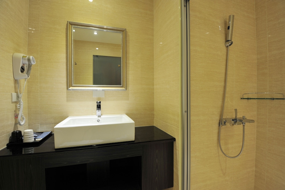 J Hotel 58/60