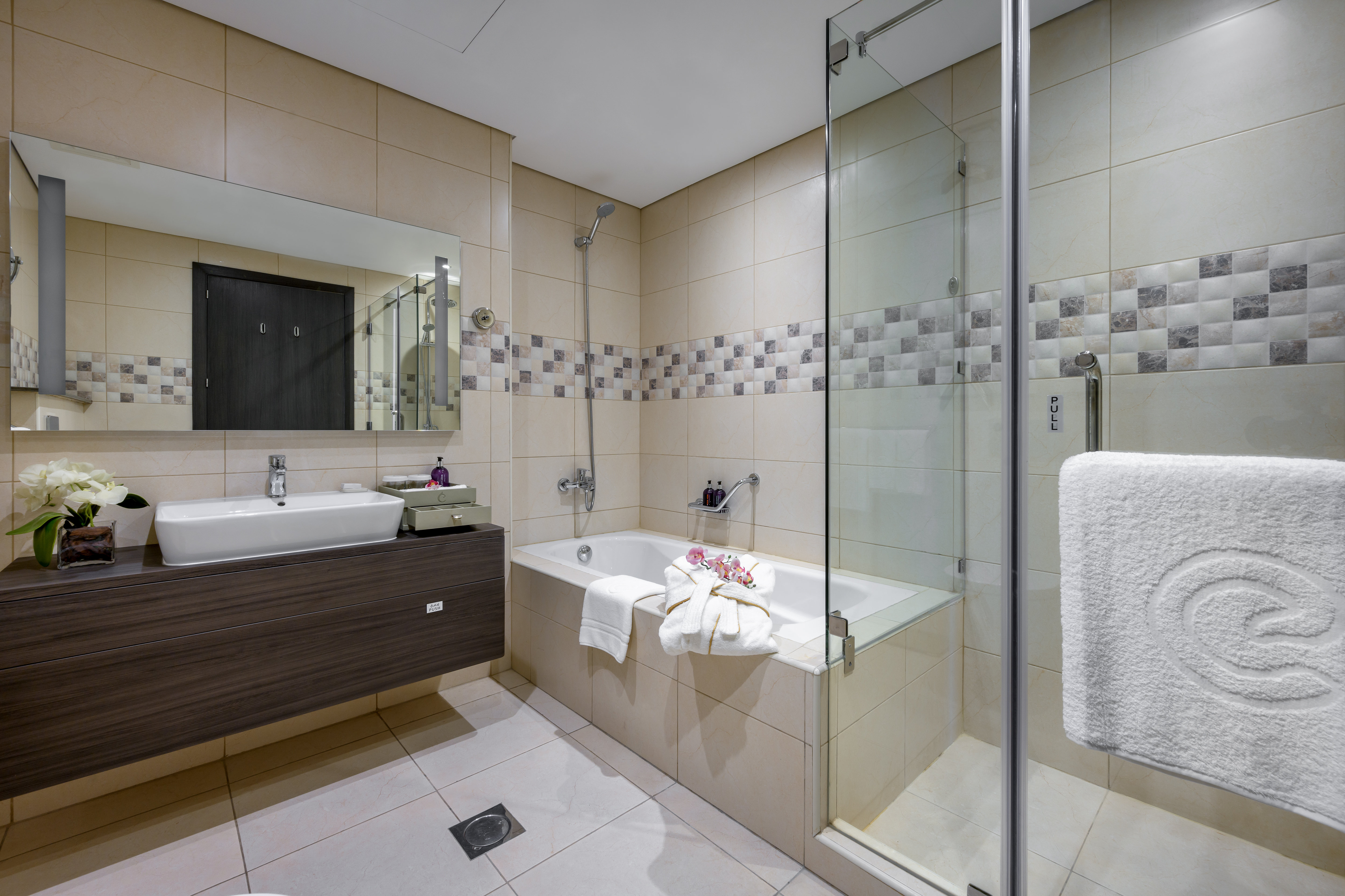 إقامة تنفيذية بغرفتي نوم بإطلالة جزئية على البحر، Centara West Bay Hotel and Residences Doha 4/4