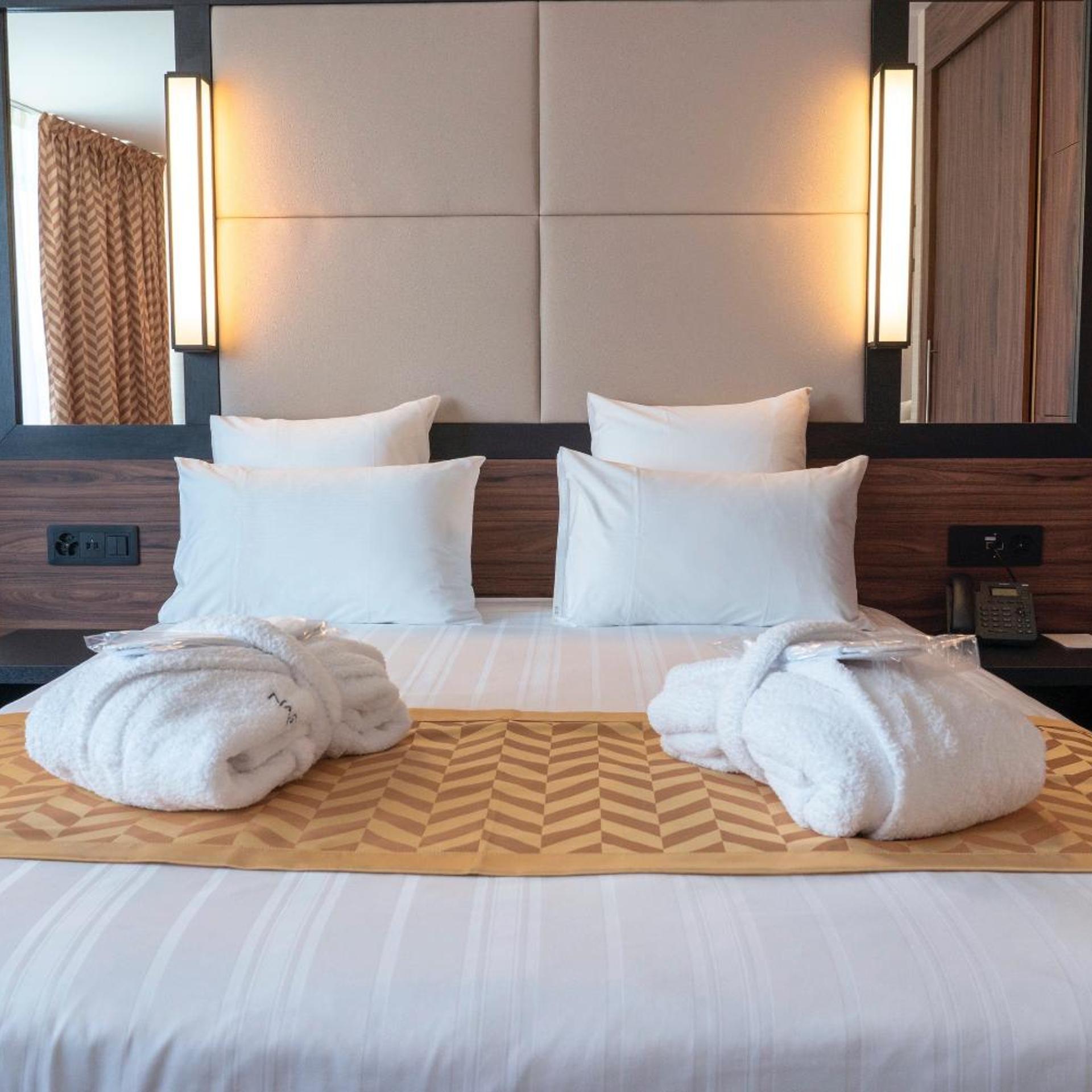 Suite, King Bed, Terrace 2/3