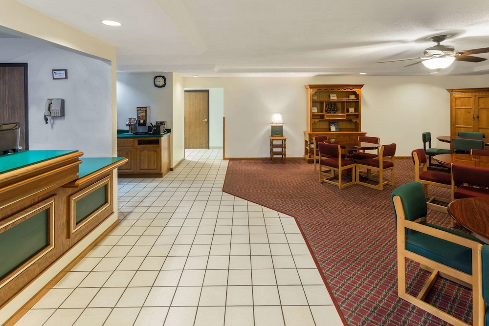 Super 8 by Wyndham Reedsburg 30/36