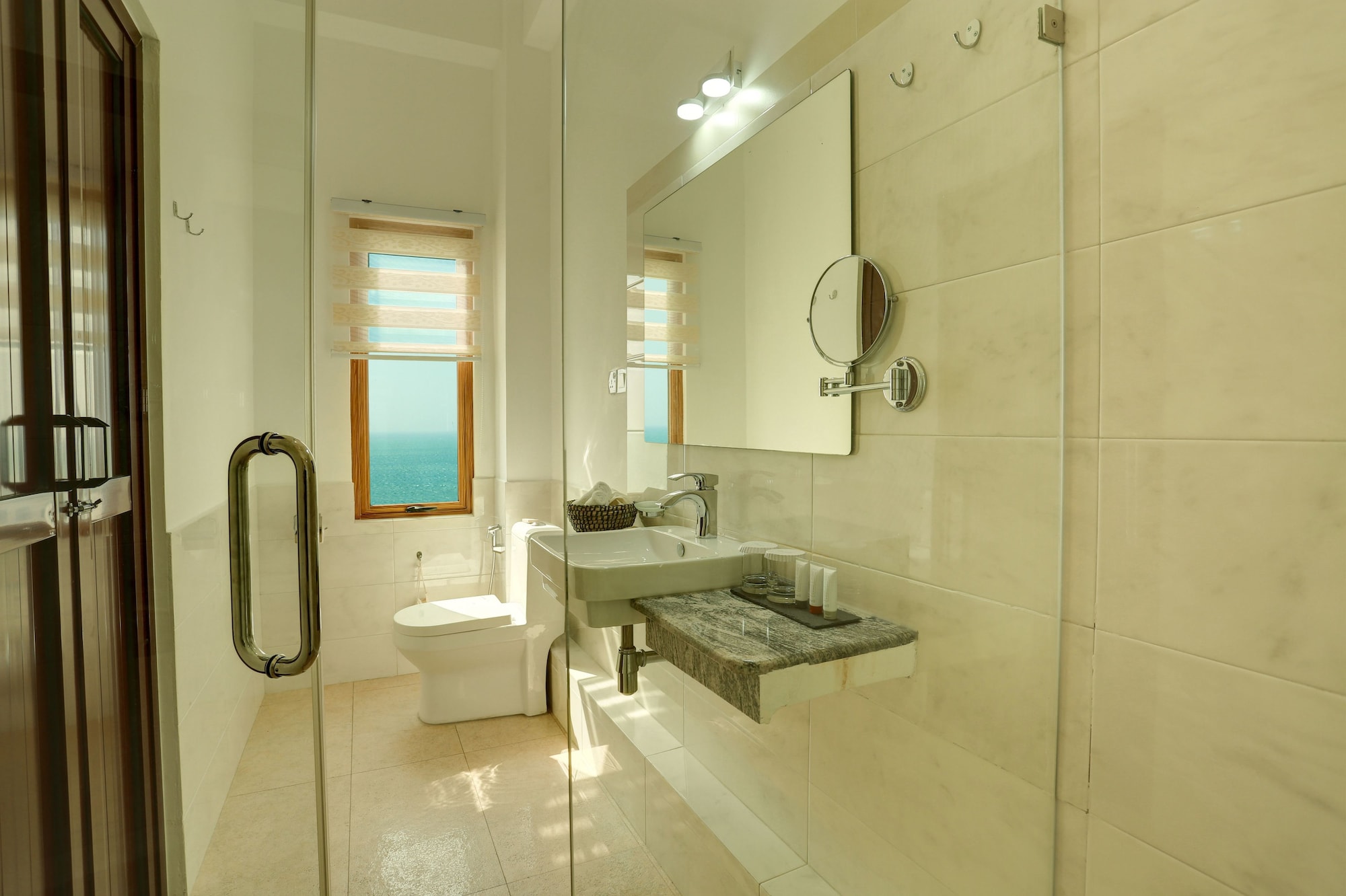 غرفة بريميوم بسرير كوين بإطلالة على البحر، Morven Hotel Colombo 4/5