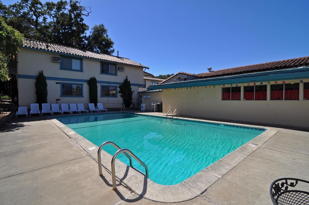 Marinwood Inn & Suites 2/43