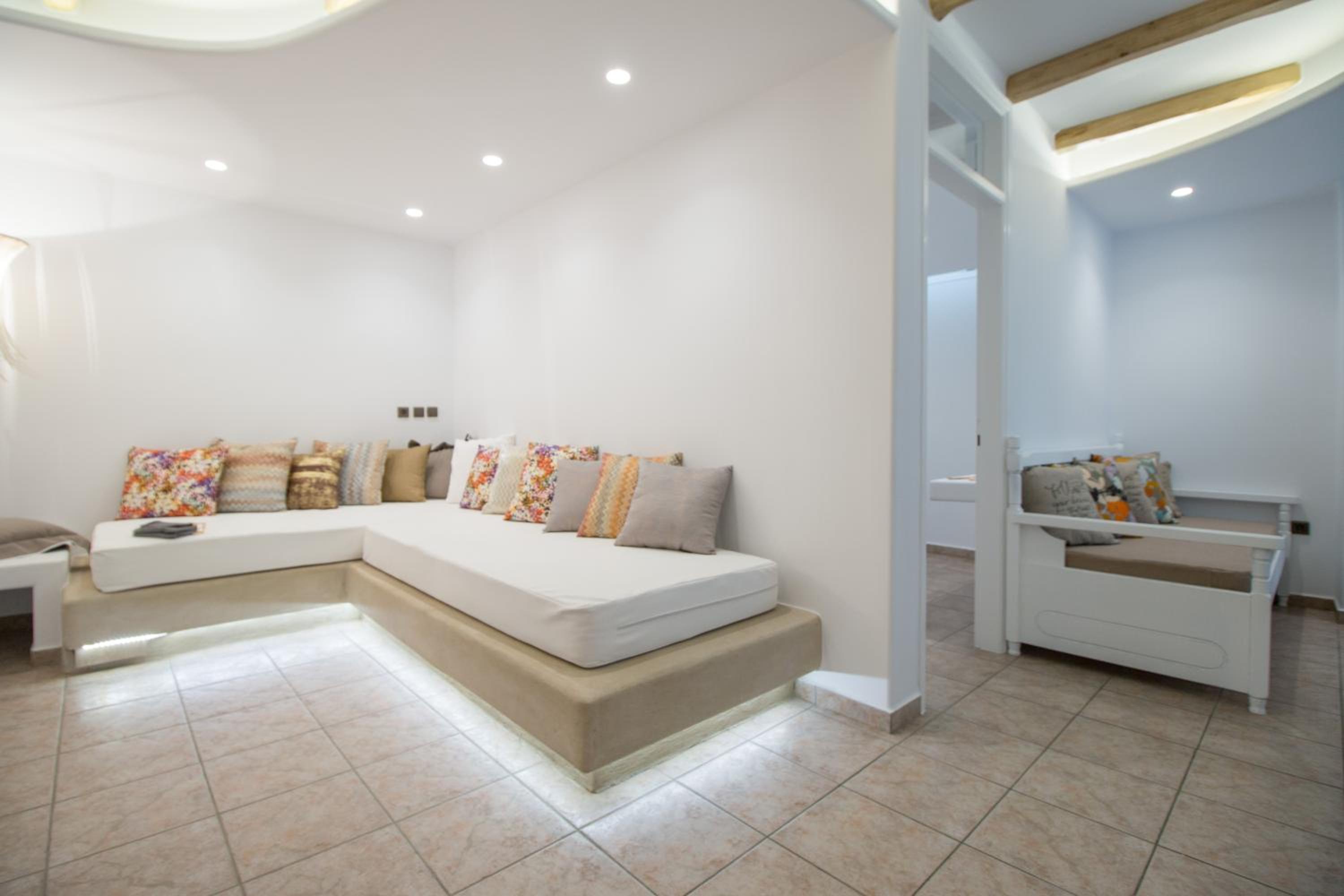 Grand, 2 Rooms, Basement, Suite
