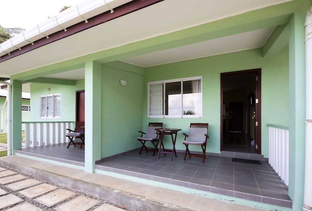 SURFERS SELF CATERING CHALETS photo5