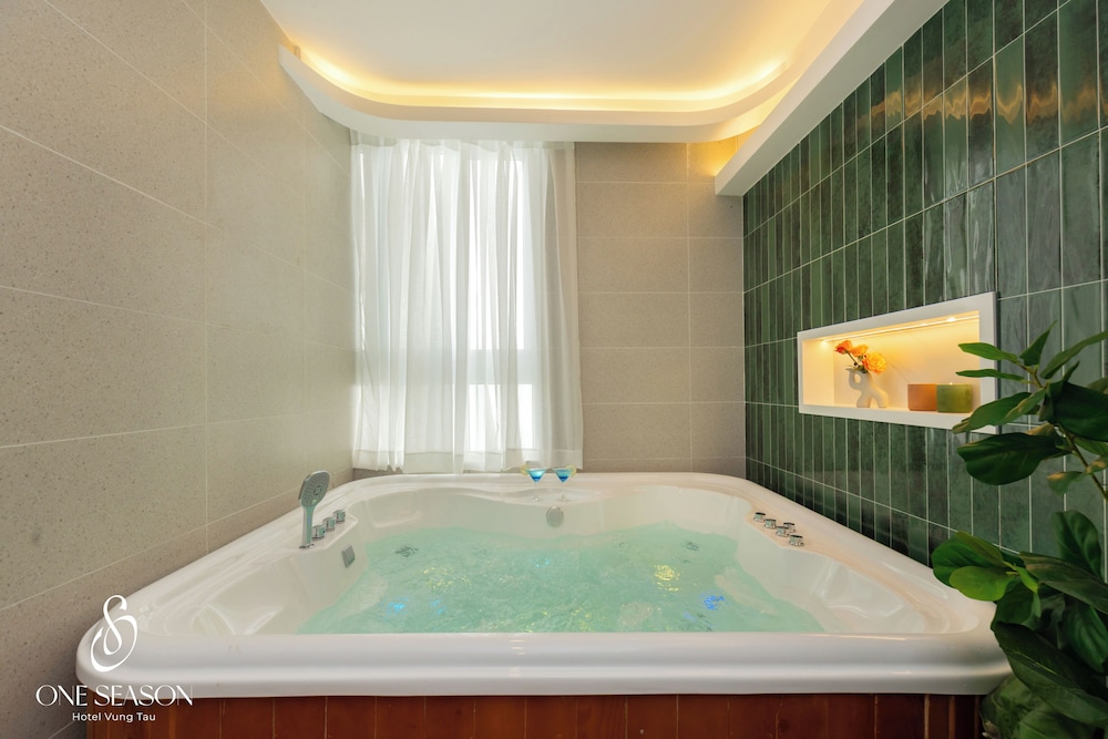 Ngoc Hanh Beach Hotel 48/75