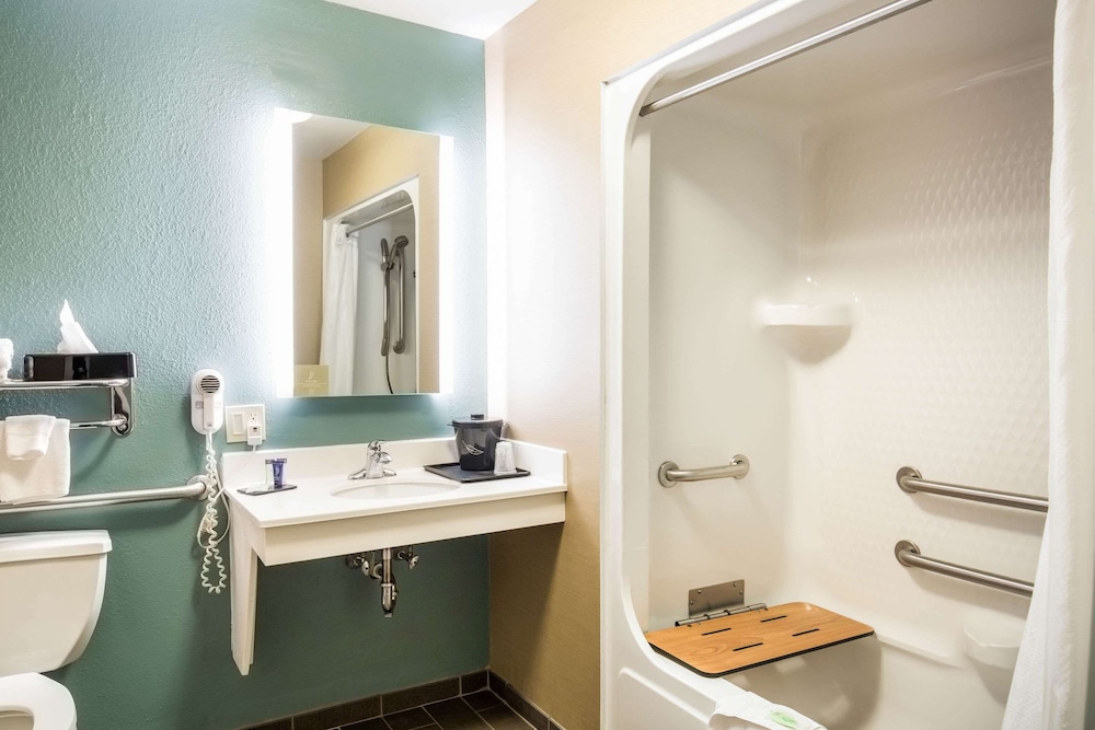 Sleep Inn and Suites Dunmore 15/29