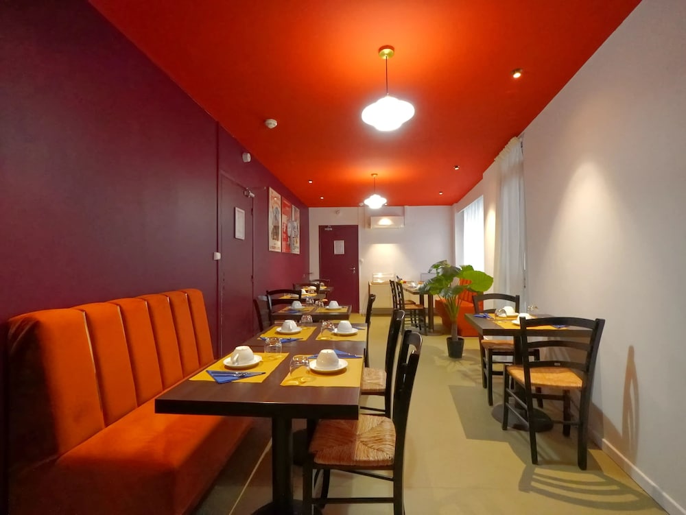 Ours Blanc Place Victor Hugo 57/67