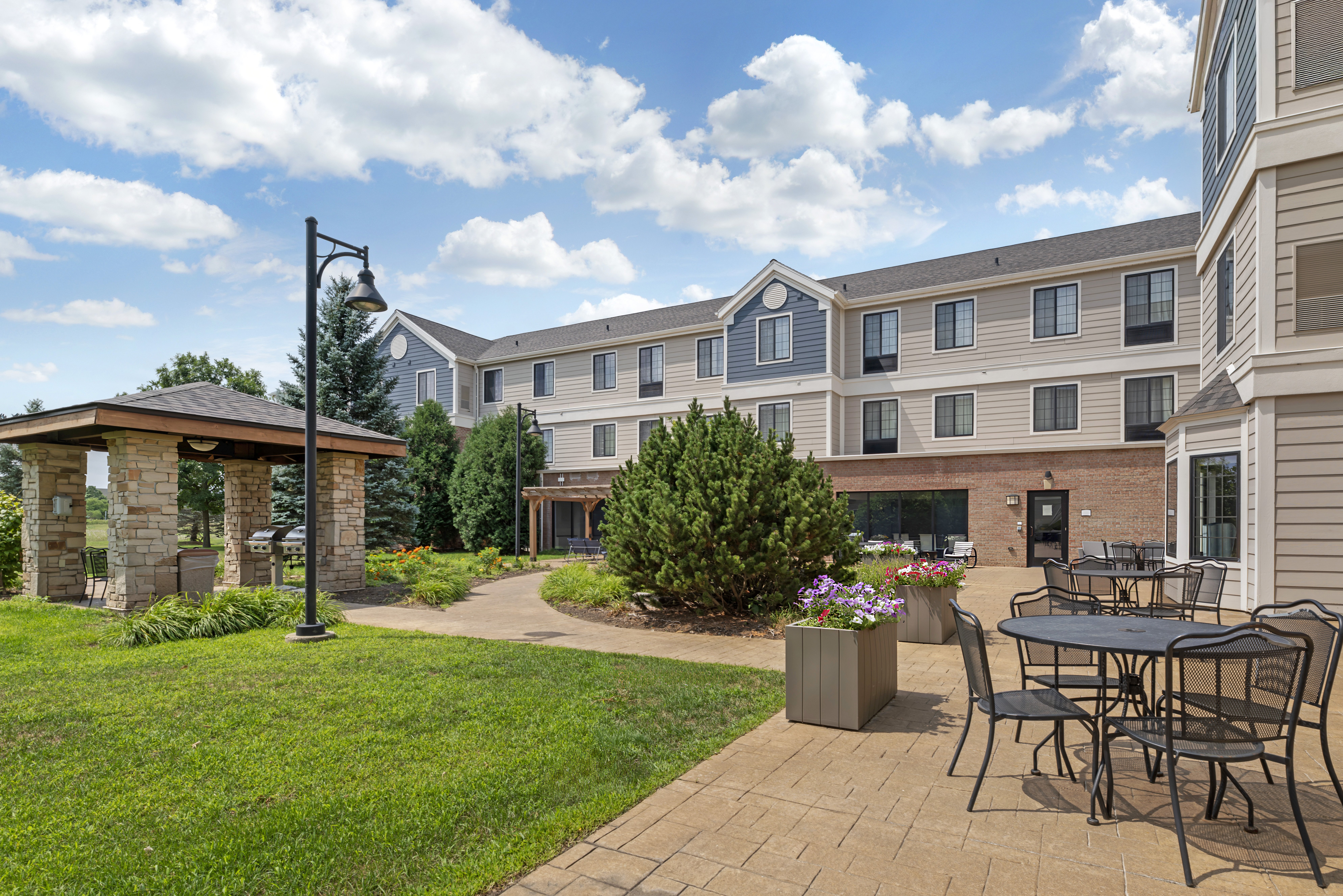 Staybridge Suites Milwaukee West-Oconomowoc 69/73