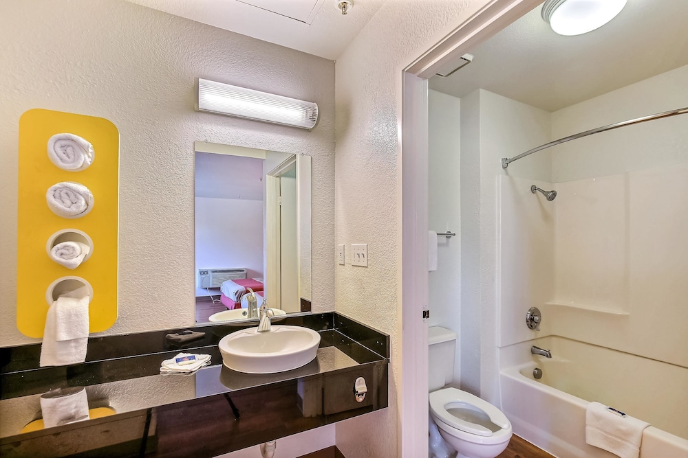 Motel6 Pinole, CA 26/40