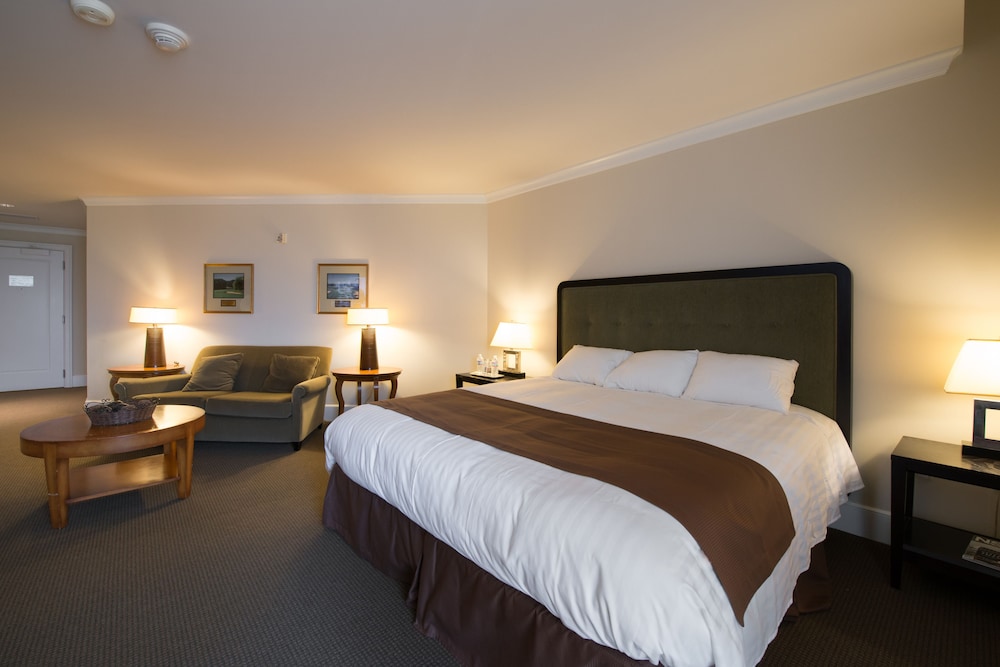 Luxury, Suite, King Bed, Golf Course View, Balcony