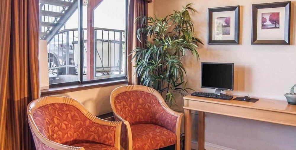 Econo Lodge 23/29