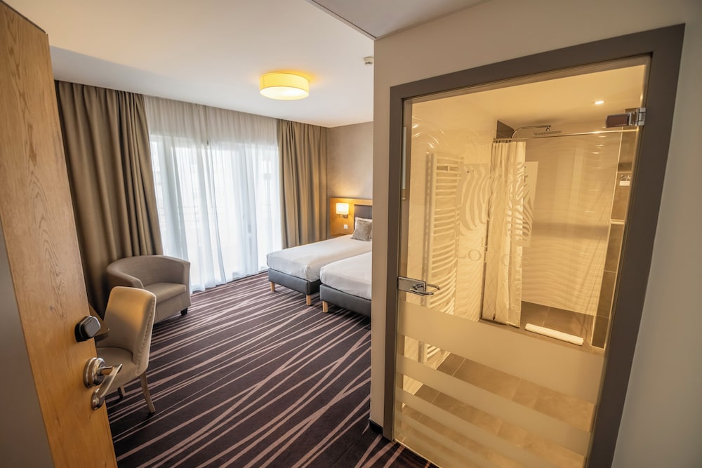 Brit Hotel Lodge 17/50