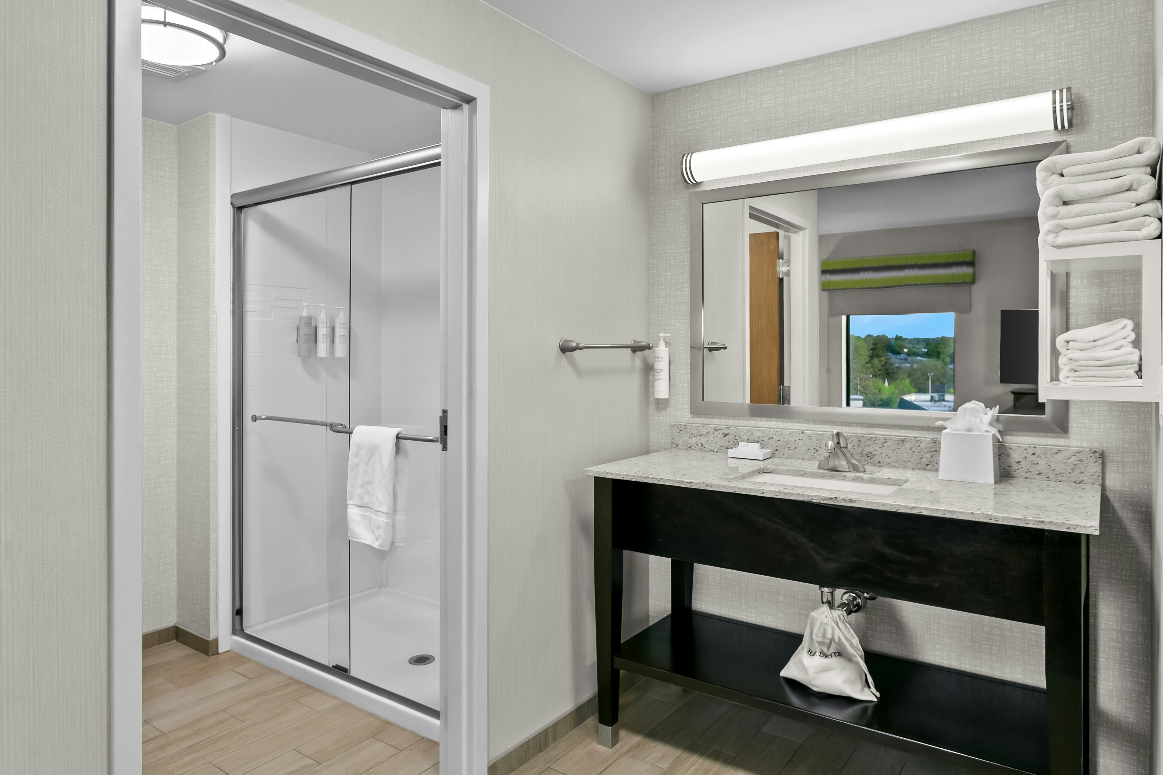استوديو بسرير كينج، Hampton Inn Suites Baltimore Woodlawn 2/3