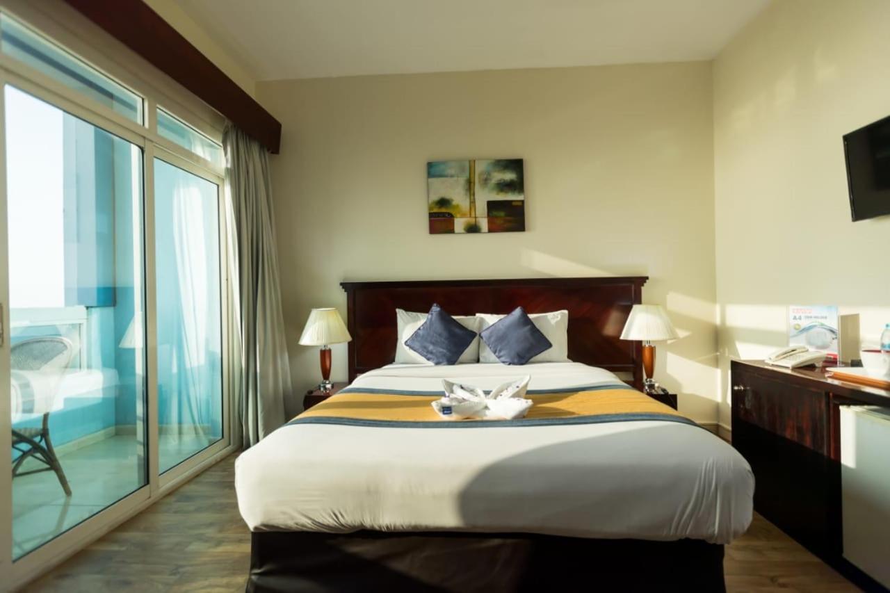 غرفة ديلوكس بسرير كينج بإطلالة على البحر بشرفة، Mermaid Beach Hotel 10/10