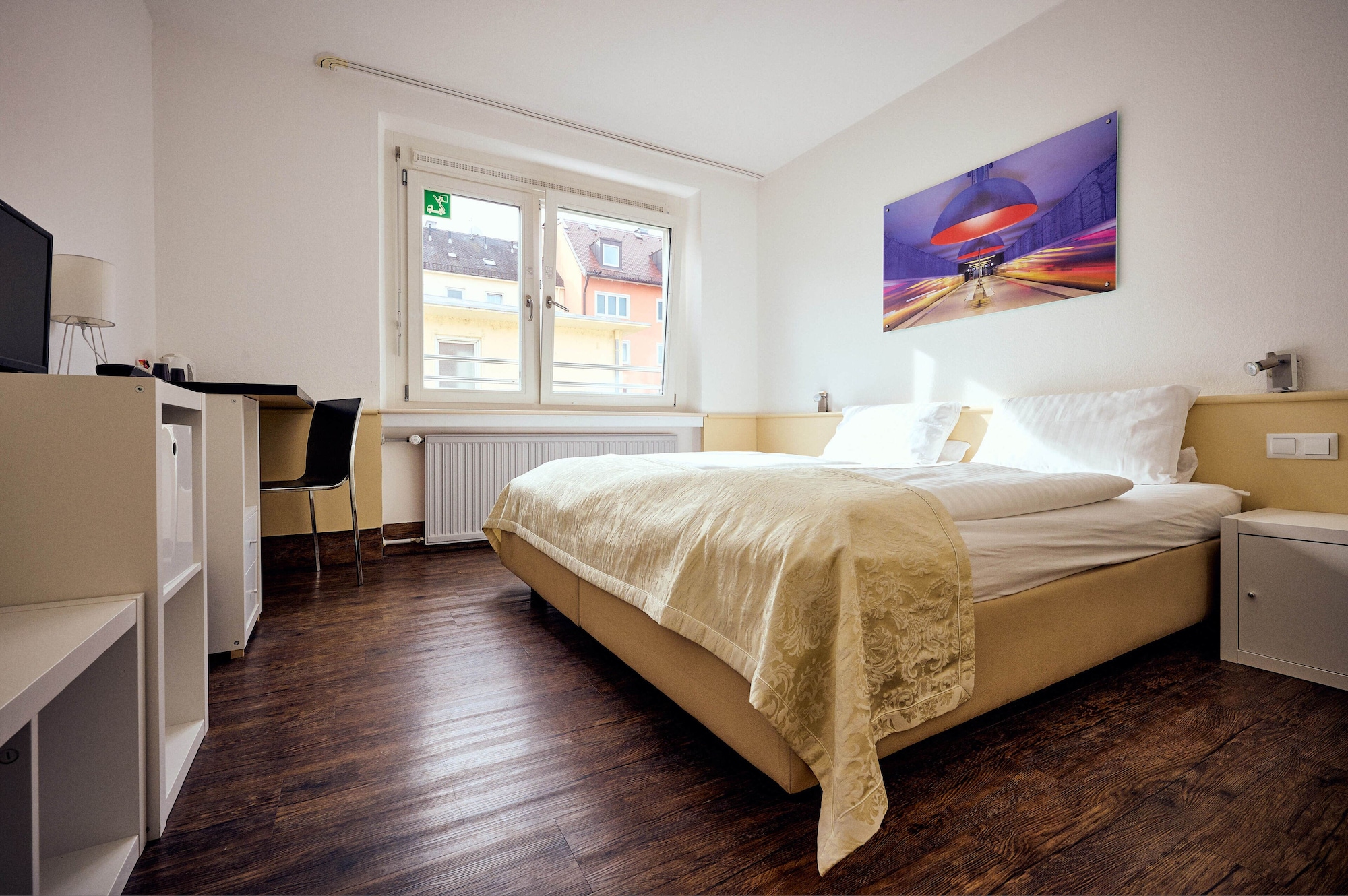 ROOM, DOUBLE OR TWIN BED