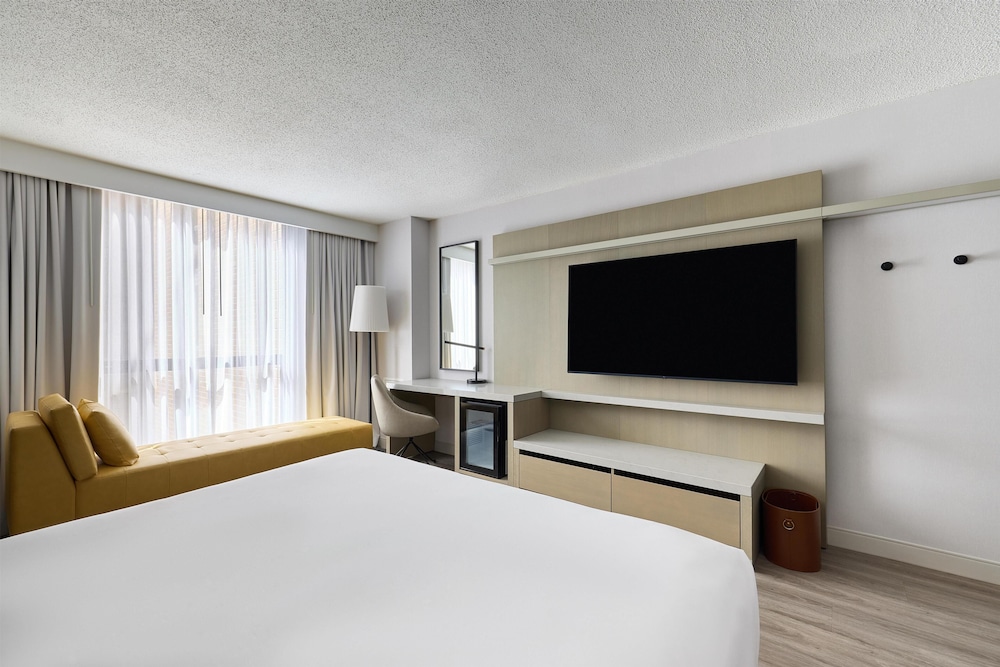 ROOM, KING BED