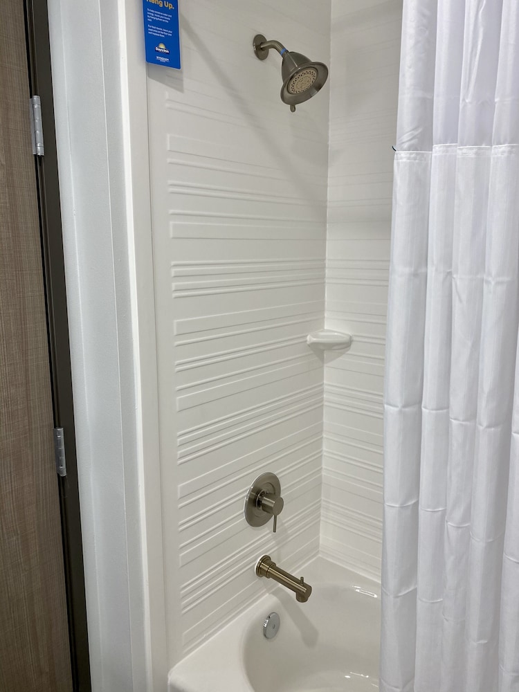 Days Inn & Suites By Wyndham Beaumont West / I-10 & Walden 23/47