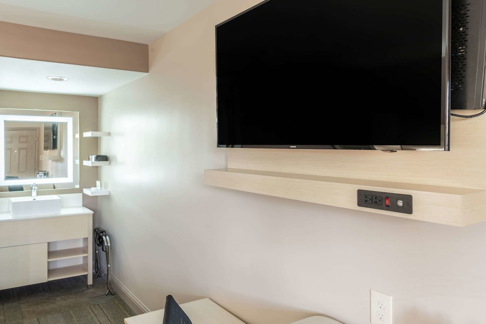 Signature Inn Berkeley 21/50