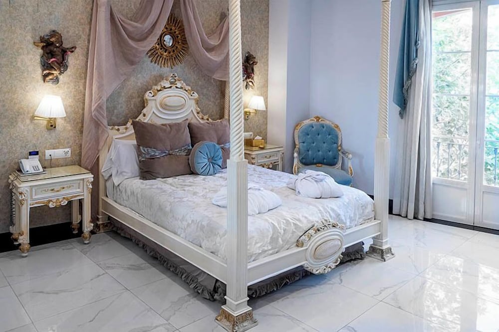 ADRIANO HOTEL 23/77