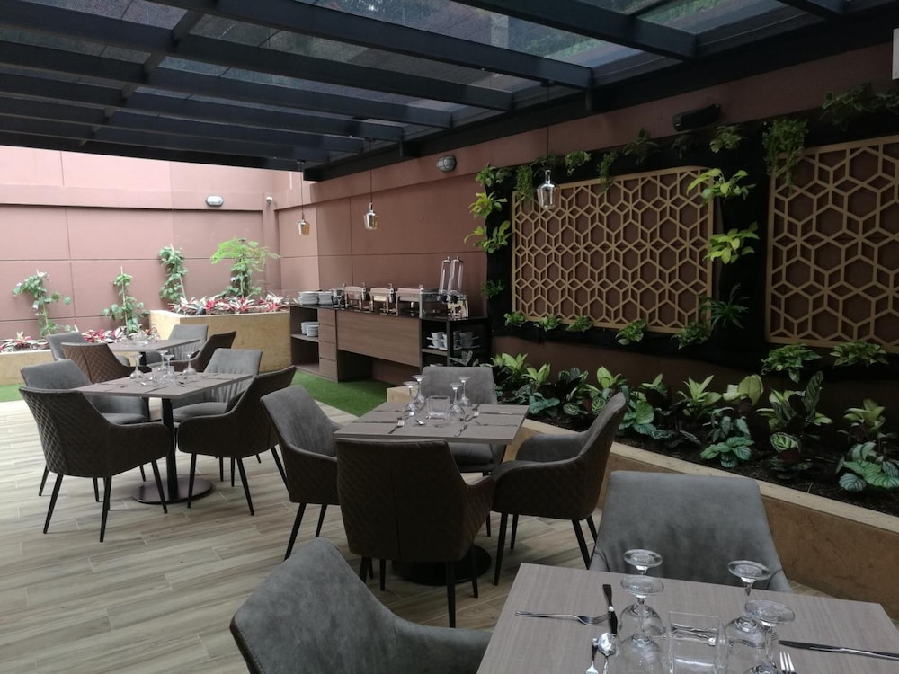 Hotel Lomas 10 52/68