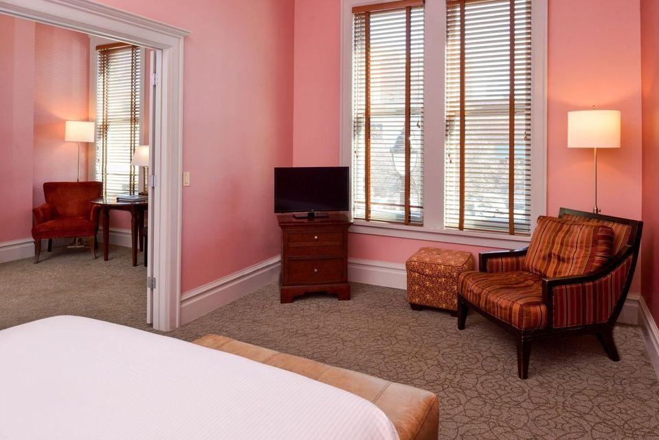 Suite, King Bed, Parlor