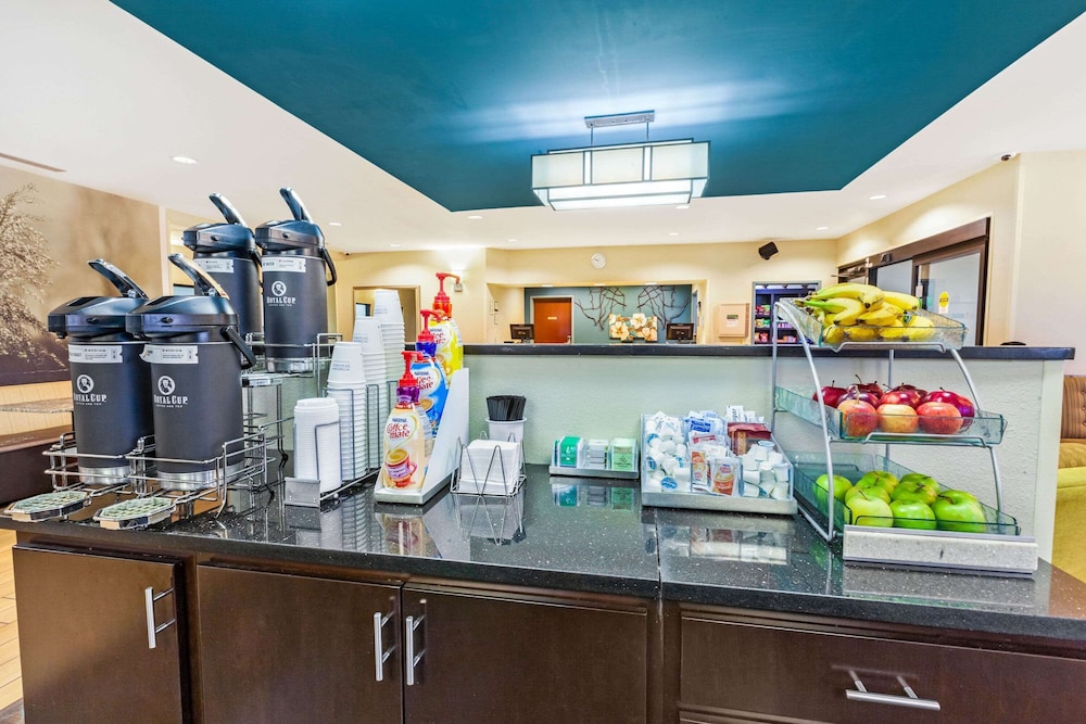 La Quinta Inn & Suites by Wyndham South Bend 45/57