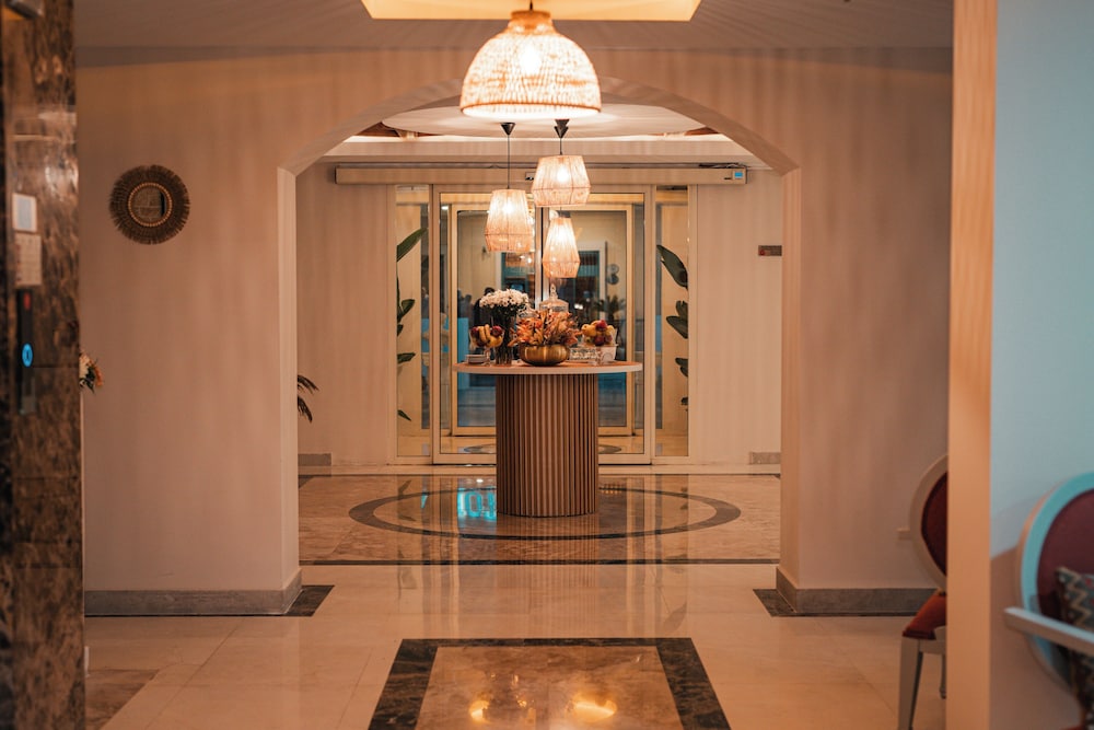 Adella Side Hotel 65/73