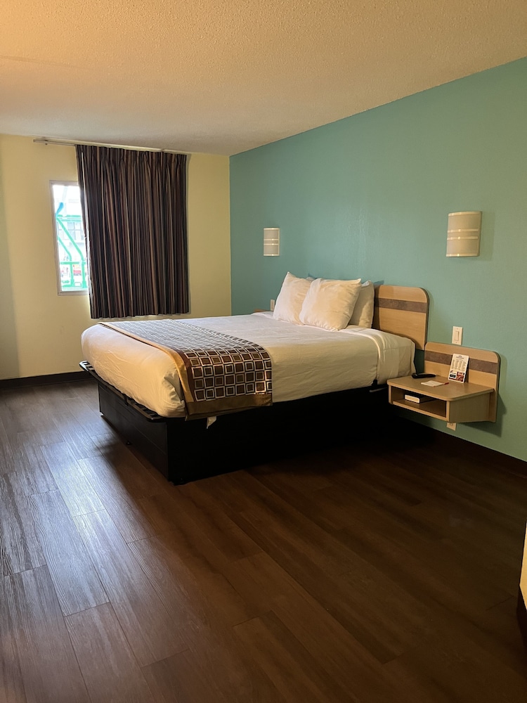Howard Johnson by Wyndham Clarksville Tennessee 18/45