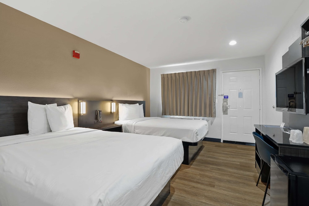 Studio6 Suites Escondido, CA 8/25
