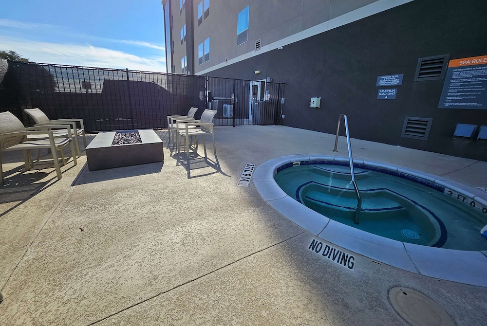 La Quinta Inn & Suites by Wyndham - Red Oak TX IH-35E 22/23