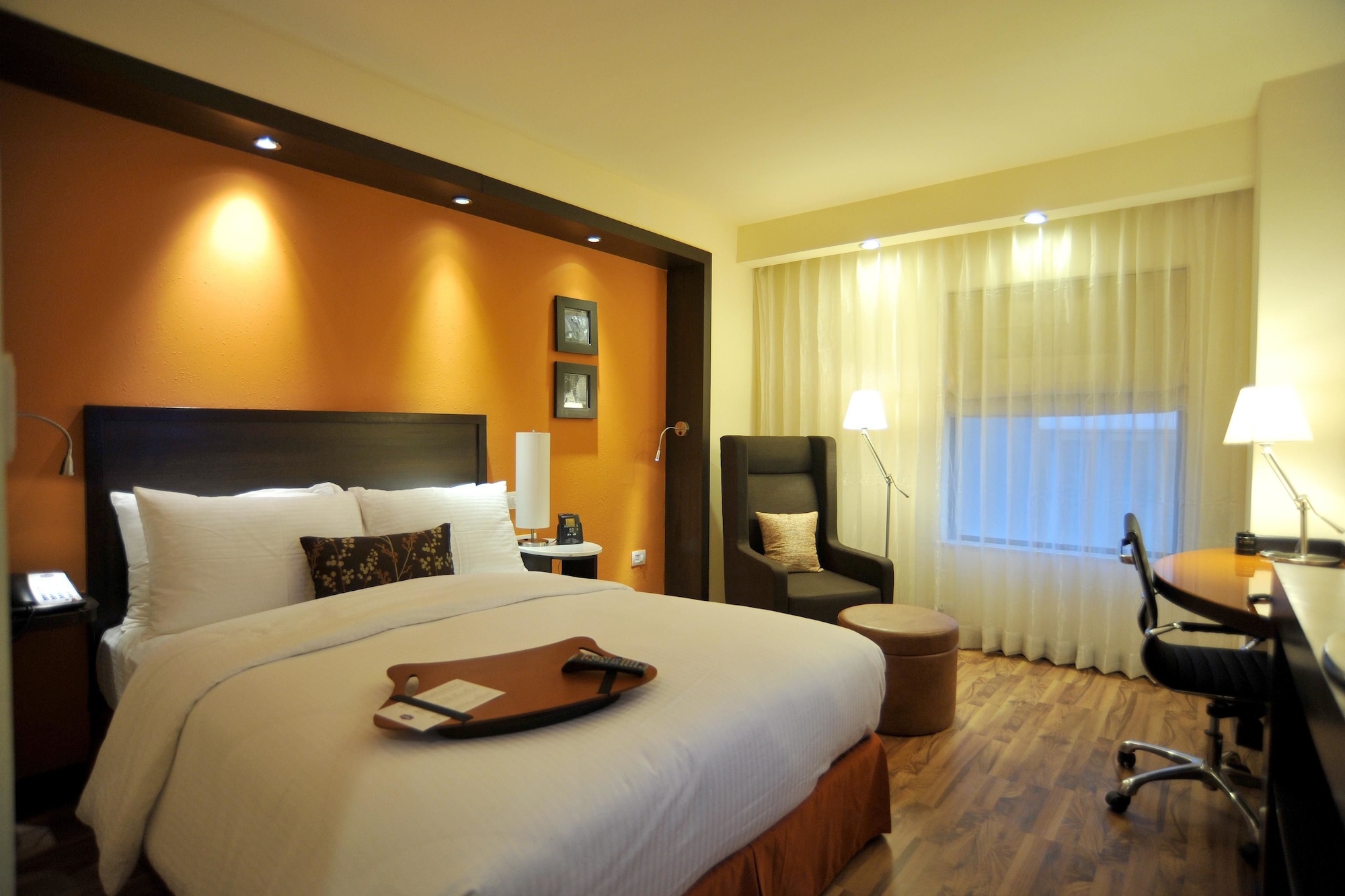 Executive, Queen Bed
