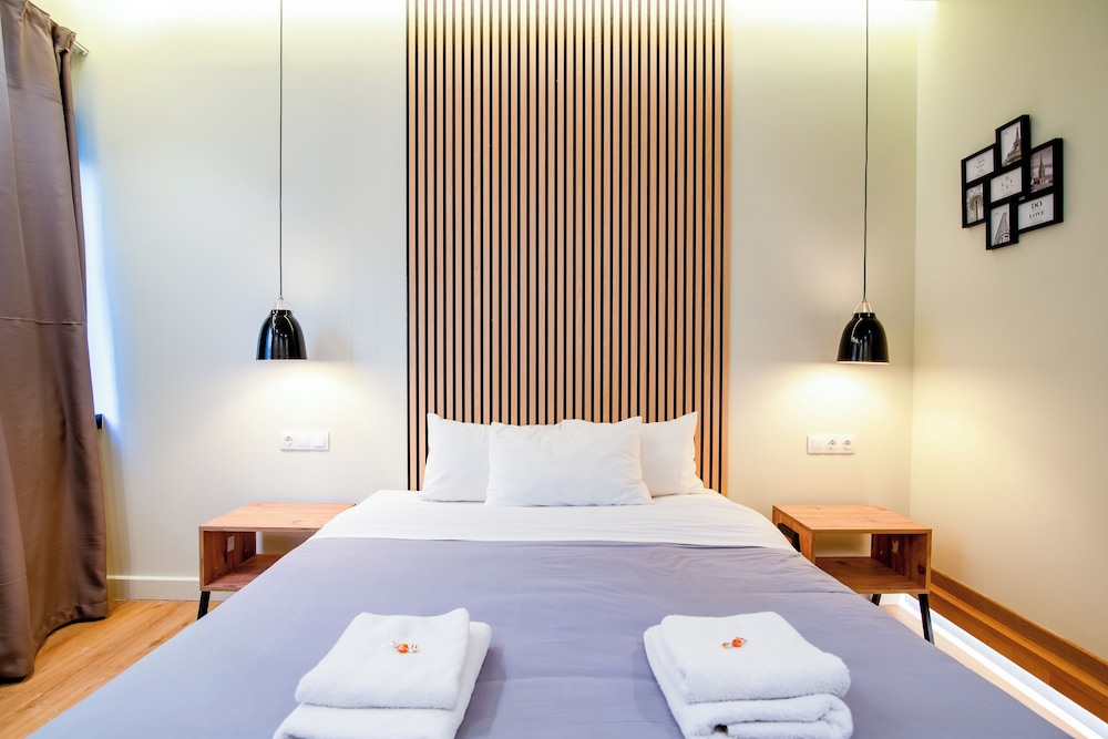 DELUXE, DOUBLE OR TWIN BED