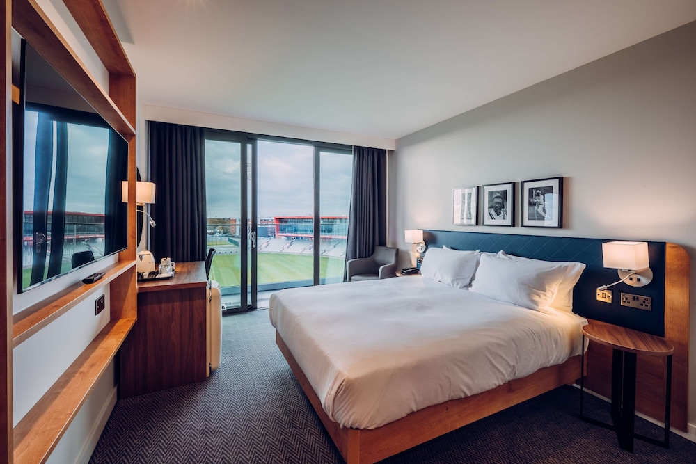 Room, King Bed, Plunge View, Living Area