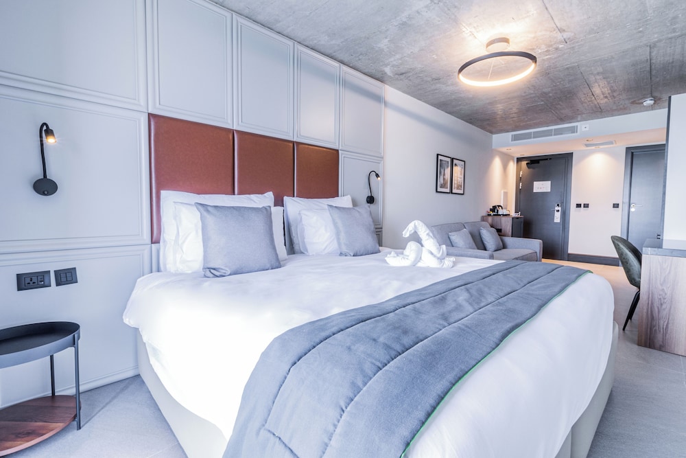 جناح جونيور بسرير كوين بإطلالة على البحر بغرفة نوم واحدة، The Londoner Hotel Sliema 4/5