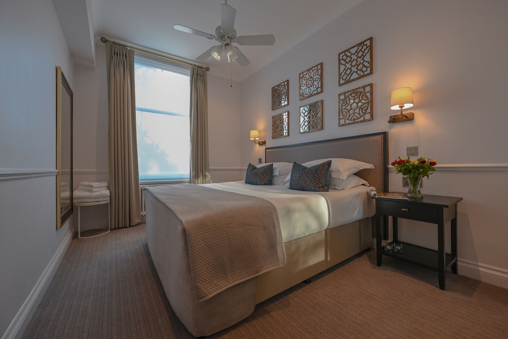 COLLINGHAM SERVICED APARTMENTS 9/56