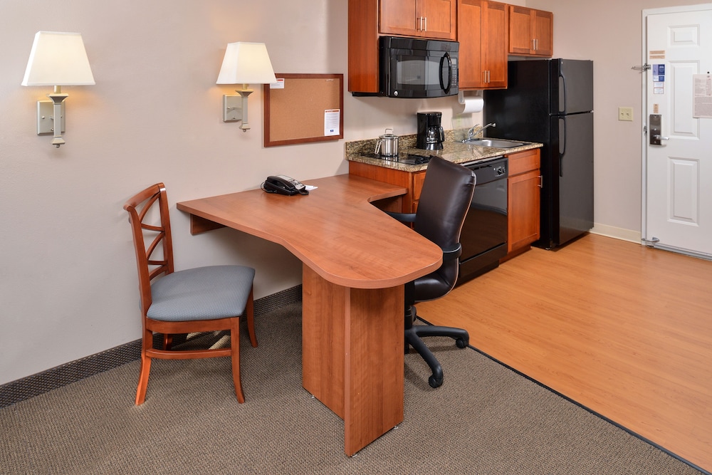 CANDLEWOOD SUITES WILLISTON 68/77
